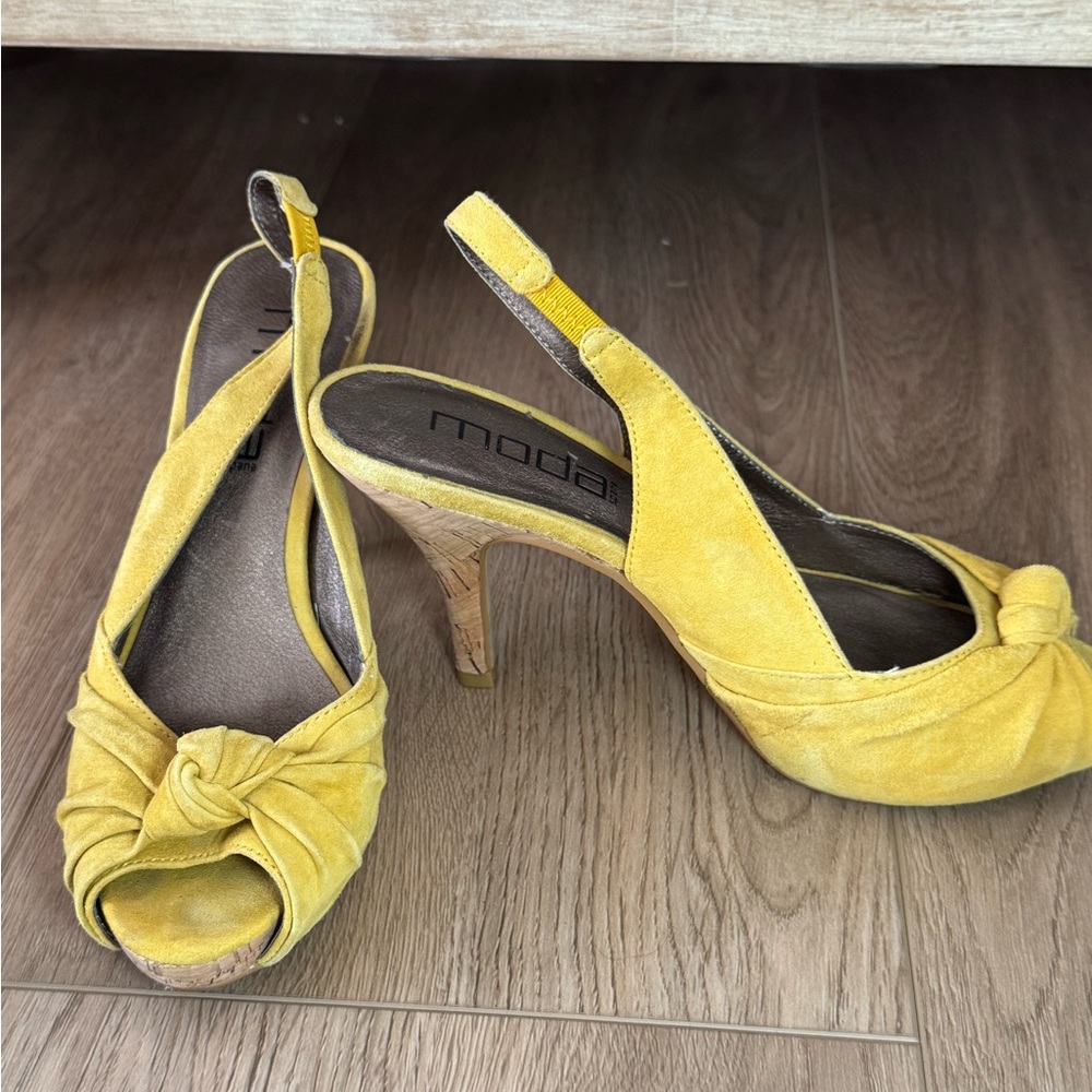 Moda Mustard Suede Peep-Toe Heels - Size 6.5